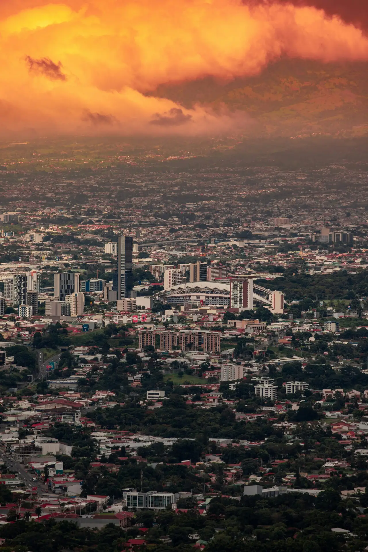San Jose et la vallee centrale du Costa Rica au crepuscule
