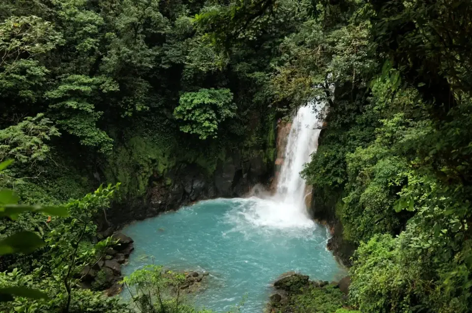Cascade turquoise du Río Celeste dans la forêt tropicale, Costa Rica