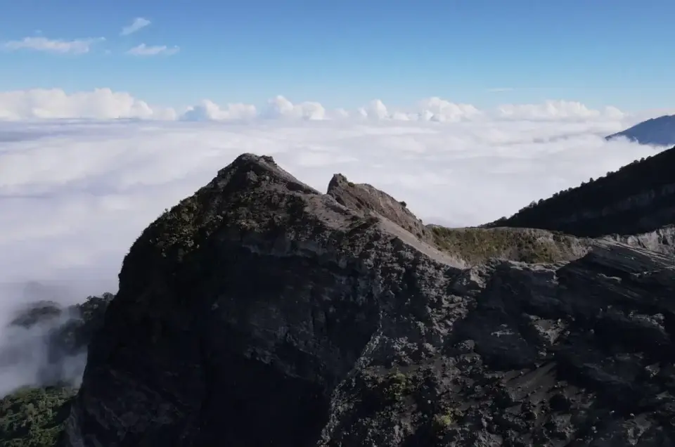 Cratère volcanique au-dessus des nuages au Costa Rica