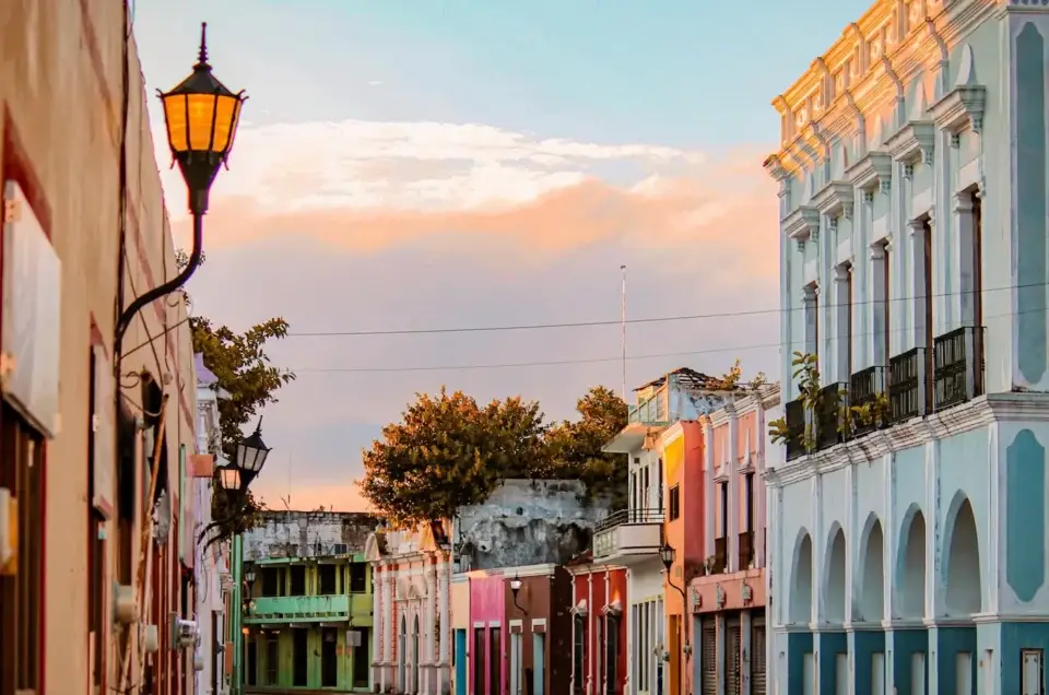Rue coloniale colorée de Granada au coucher du soleil, Nicaragua
