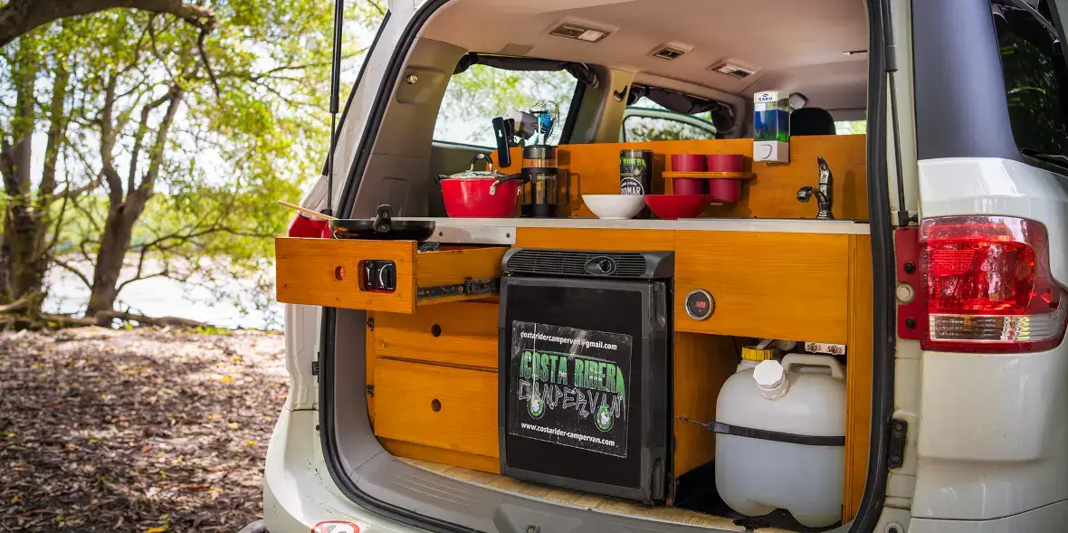 Campervan aménagé Hyundai H1 avec lit Queen intérieur, route Costa Rica