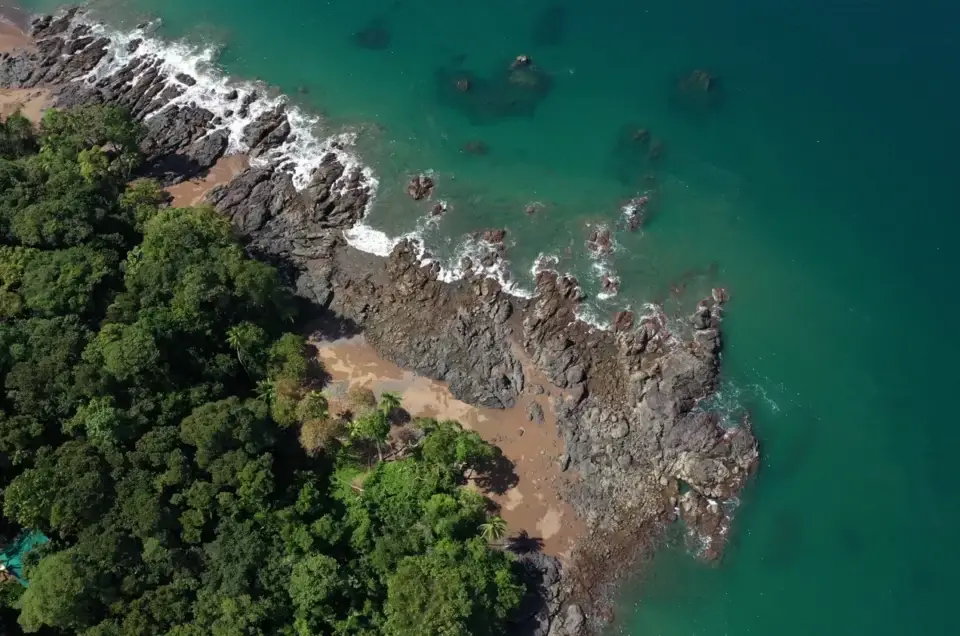 Vue aérienne de la côte sauvage du parc national de Corcovado, Costa Rica