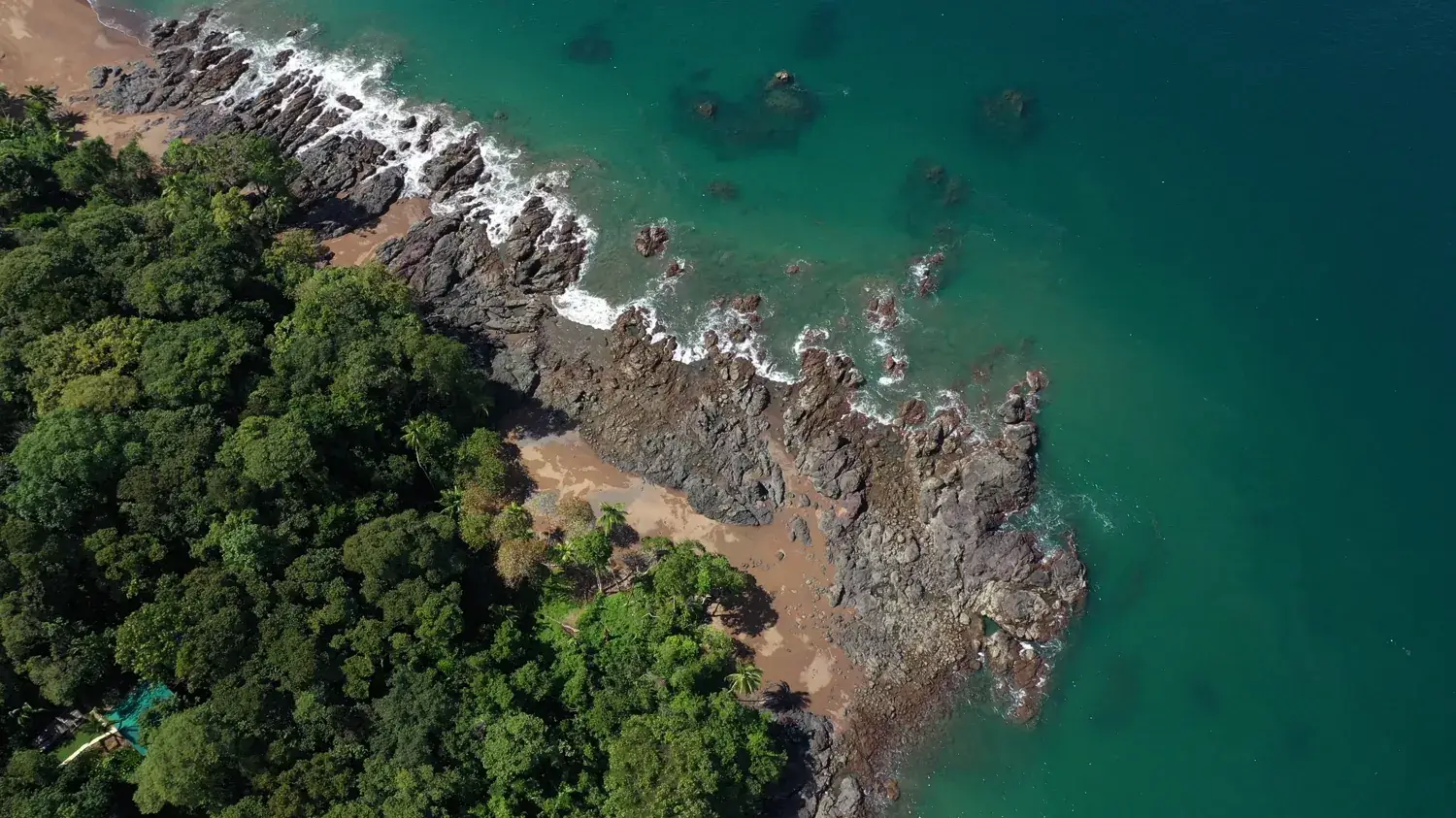 Vue aérienne de la côte sauvage du parc national de Corcovado, Costa Rica