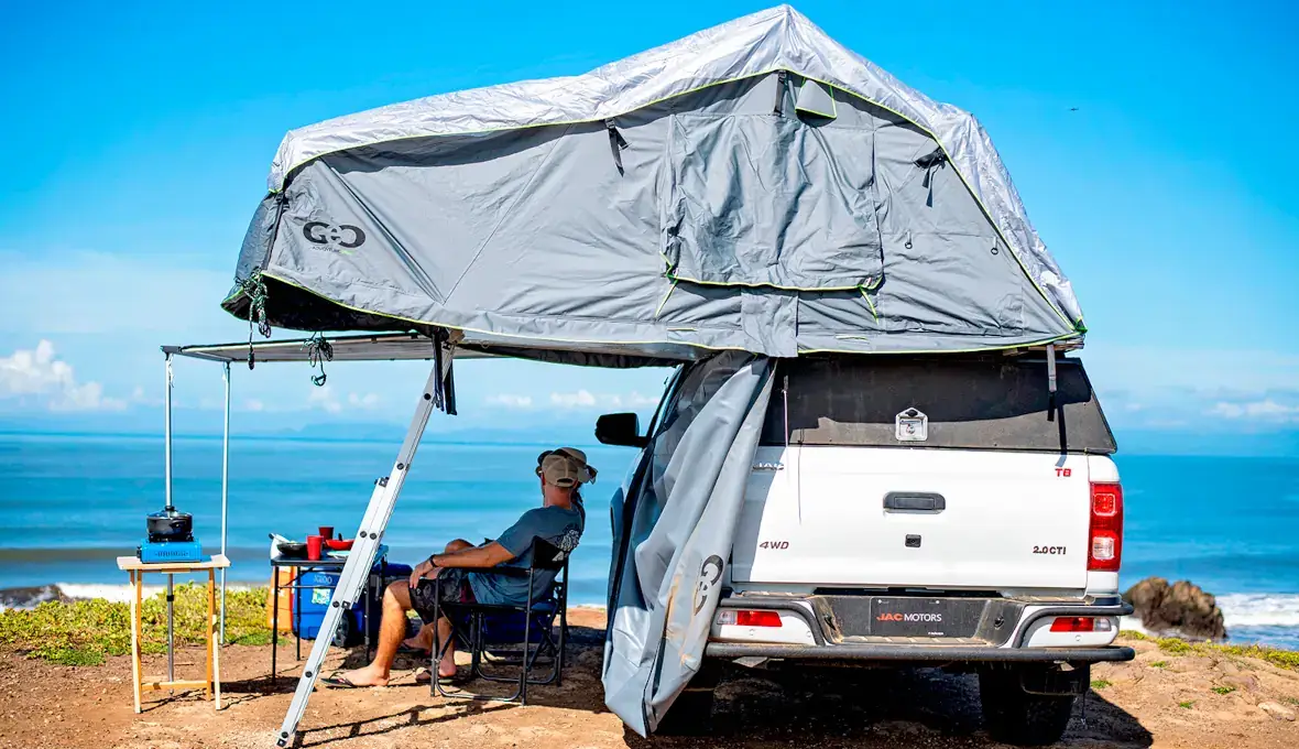 Pick-up Nissan Frontier 4x4 avec tente de toit et snorkel, traversée rivière Costa Rica