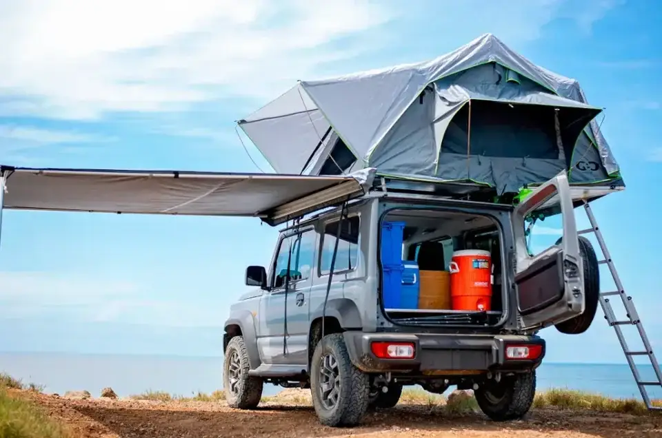 Campervan 4x4 avec tente de toit face a l ocean au Costa Rica