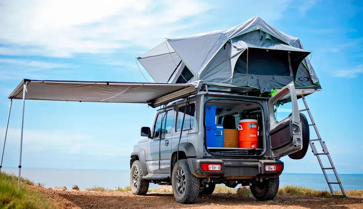 Campervan 4x4 avec tente de toit face à l'océan au Costa Rica