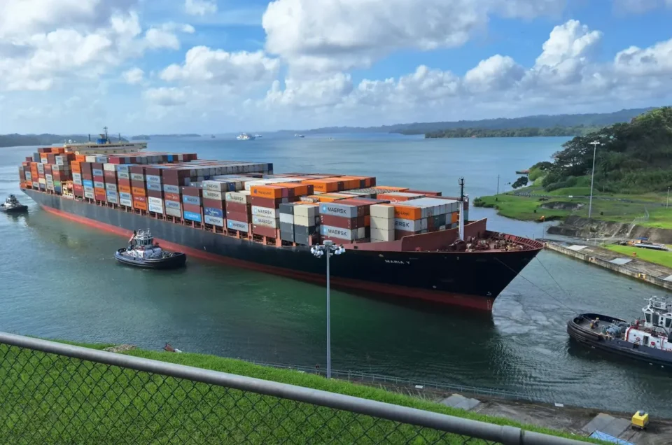 Porte-conteneurs escorté par des remorqueurs sur le canal de Panama