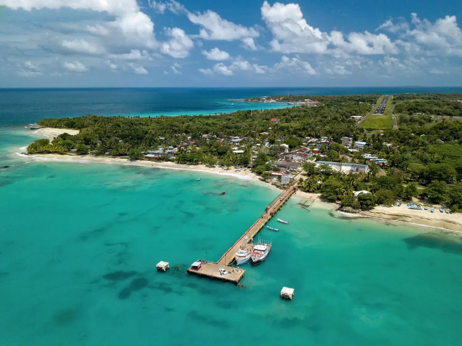 Plage turquoise et ponton de Corn Island, Caraïbe du Nicaragua