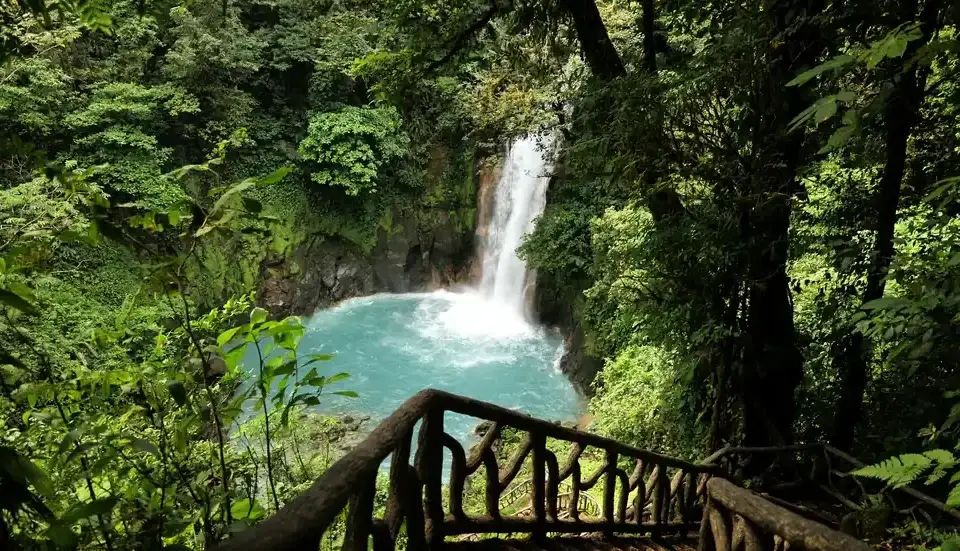 Cascade turquoise du Rio Celeste au Costa Rica