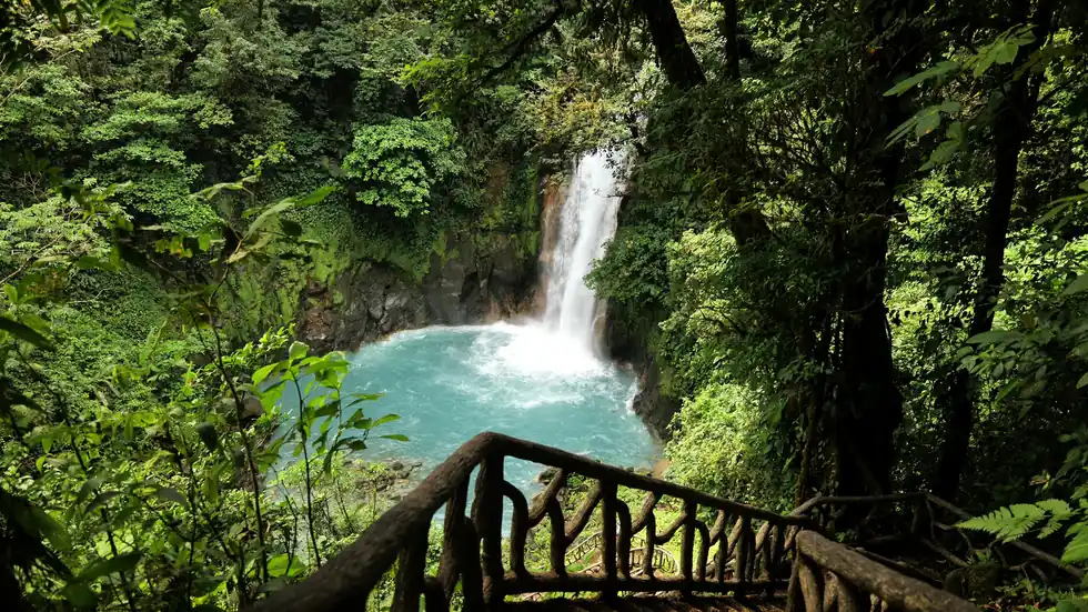 Cascade turquoise du Rio Celeste au Costa Rica
