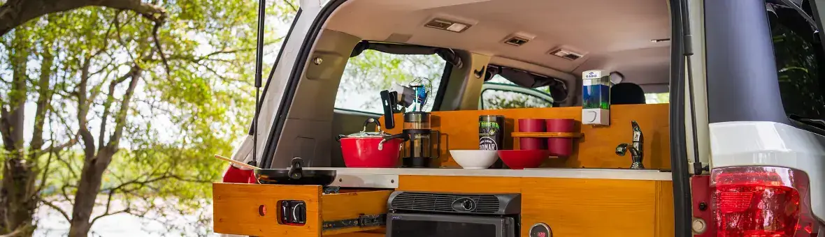 Cuisine équipée à l'arrière d'un campervan au Costa Rica