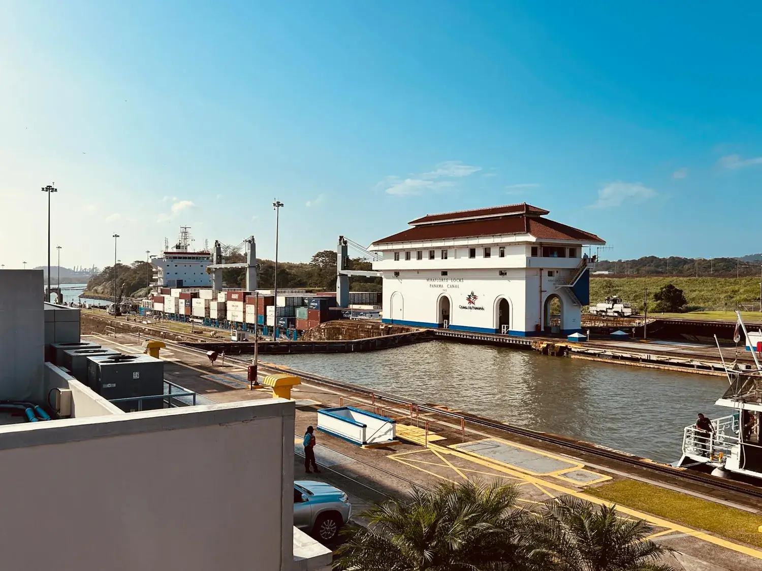 Écluses de Miraflores et bâtiment historique sur le canal de Panama