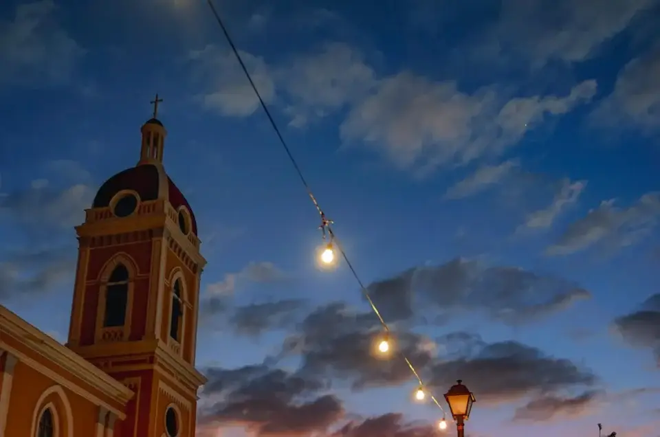 Cathédrale de Granada illuminée au crépuscule sur la place, Nicaragua