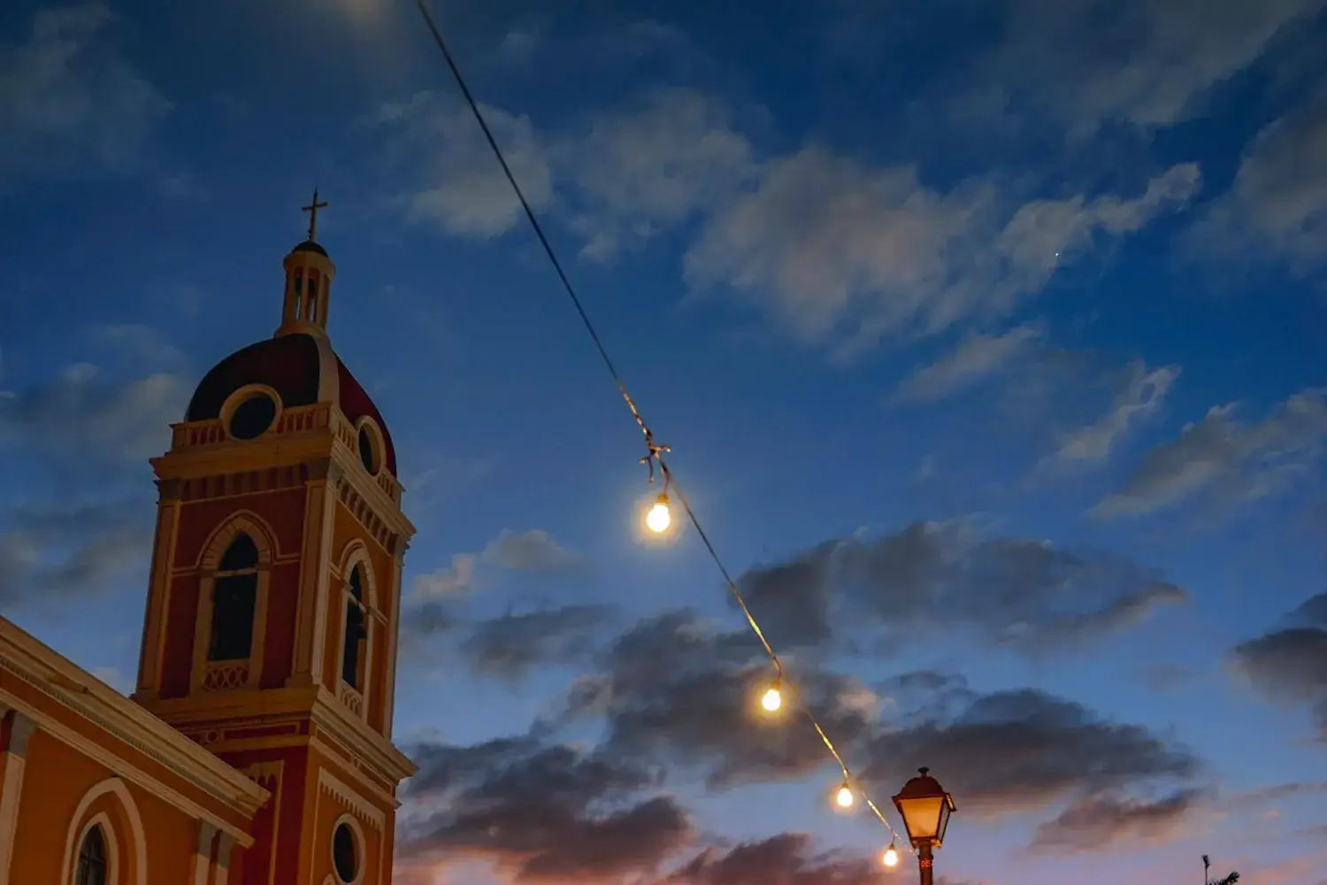Cathédrale de Granada illuminée au crépuscule sur la place, Nicaragua