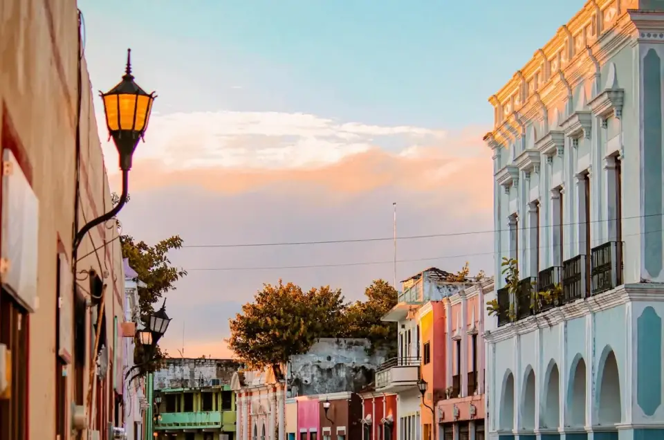 Rue coloniale colorée de Granada au coucher du soleil, Nicaragua