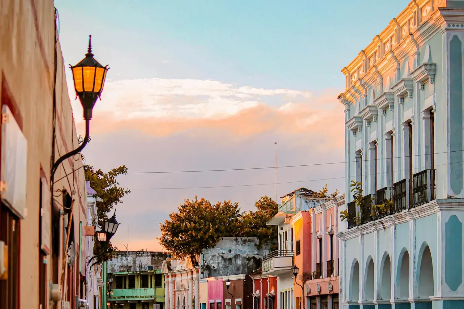 Rue coloniale colorée de Granada au coucher du soleil, Nicaragua