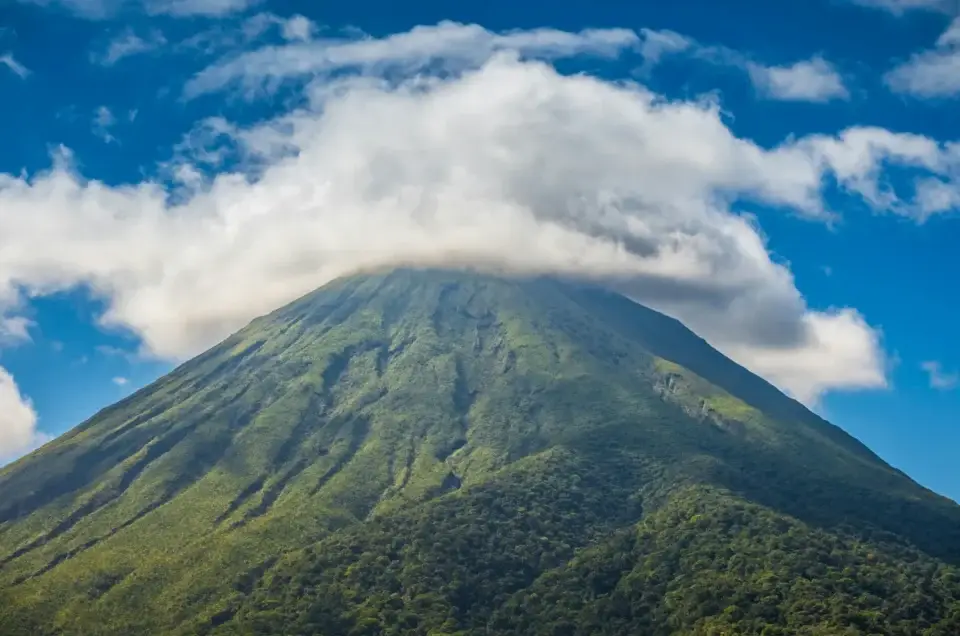 Volcan Arenal et son cône parfait sous les nuages, La Fortuna, Costa Rica