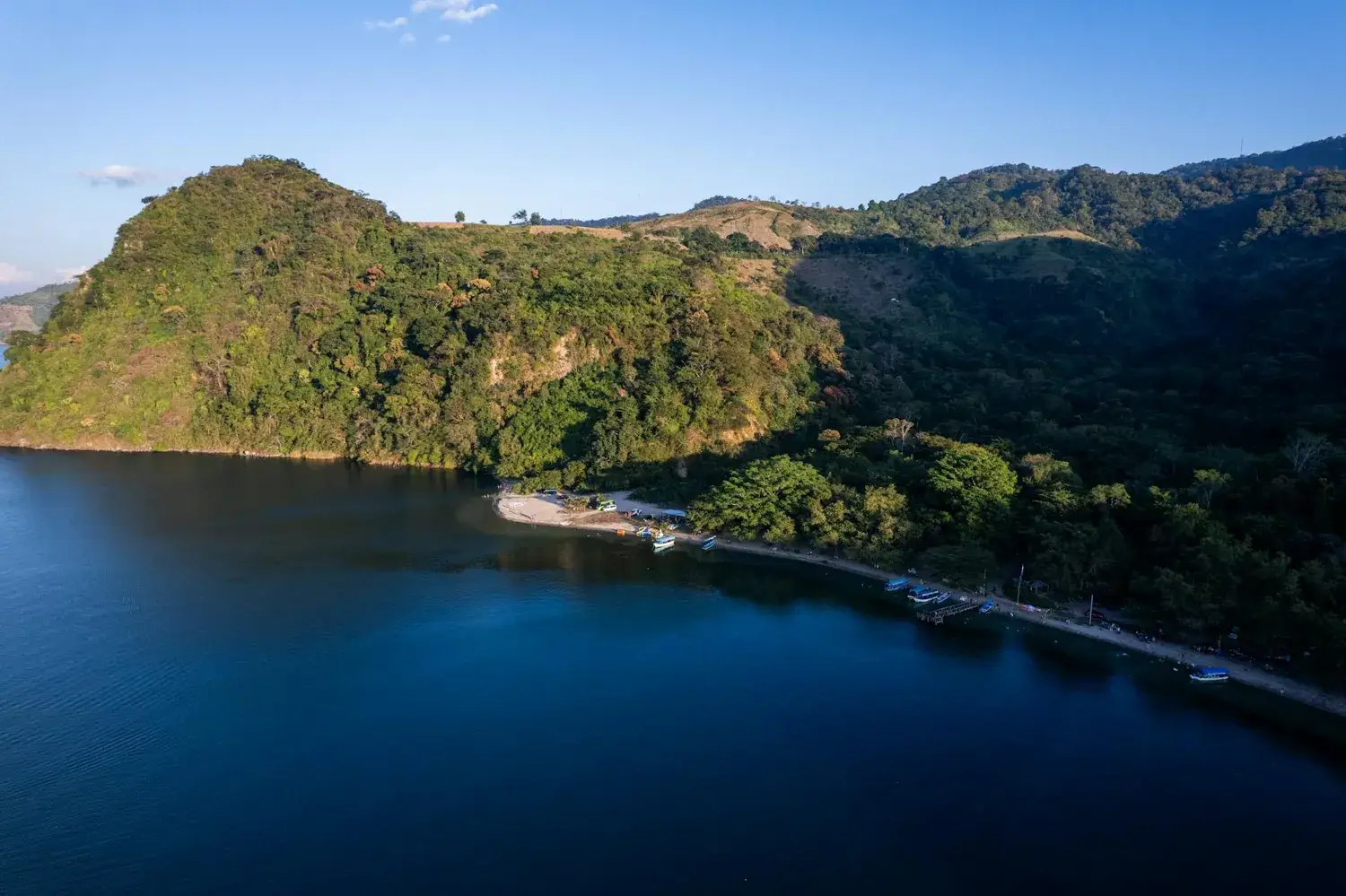 Laguna de Apoyo, lac de cratère entouré de collines, Nicaragua