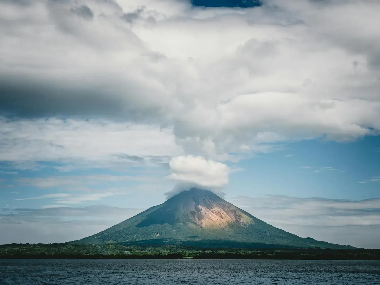 Volcan Concepción de l’île d’Ometepe émergeant du lac Nicaragua