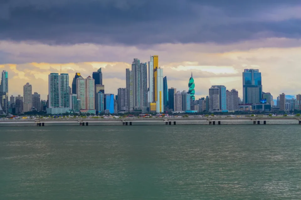 Vue sur les gratte-ciel de Panama City au bord du Pacifique, Panama