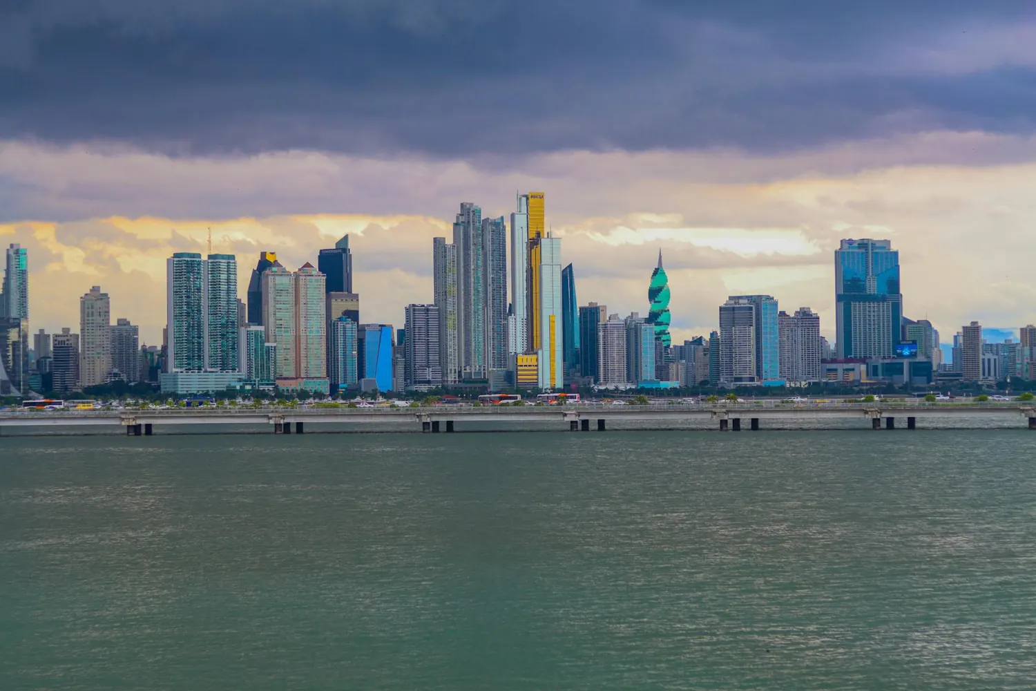 Vue sur les gratte-ciel de Panama City au bord du Pacifique, Panama