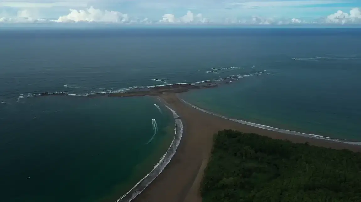 Vue aerienne de la queue de baleine du parc national Marino Ballena a Uvita, Costa Rica
