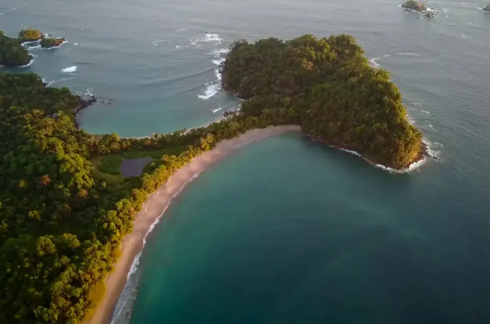 Plage du parc national Manuel Antonio au Costa Rica vue du ciel