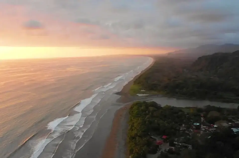 Plage publique et déserte de Dominical au coucher du soleil, Costa Rica pas cher