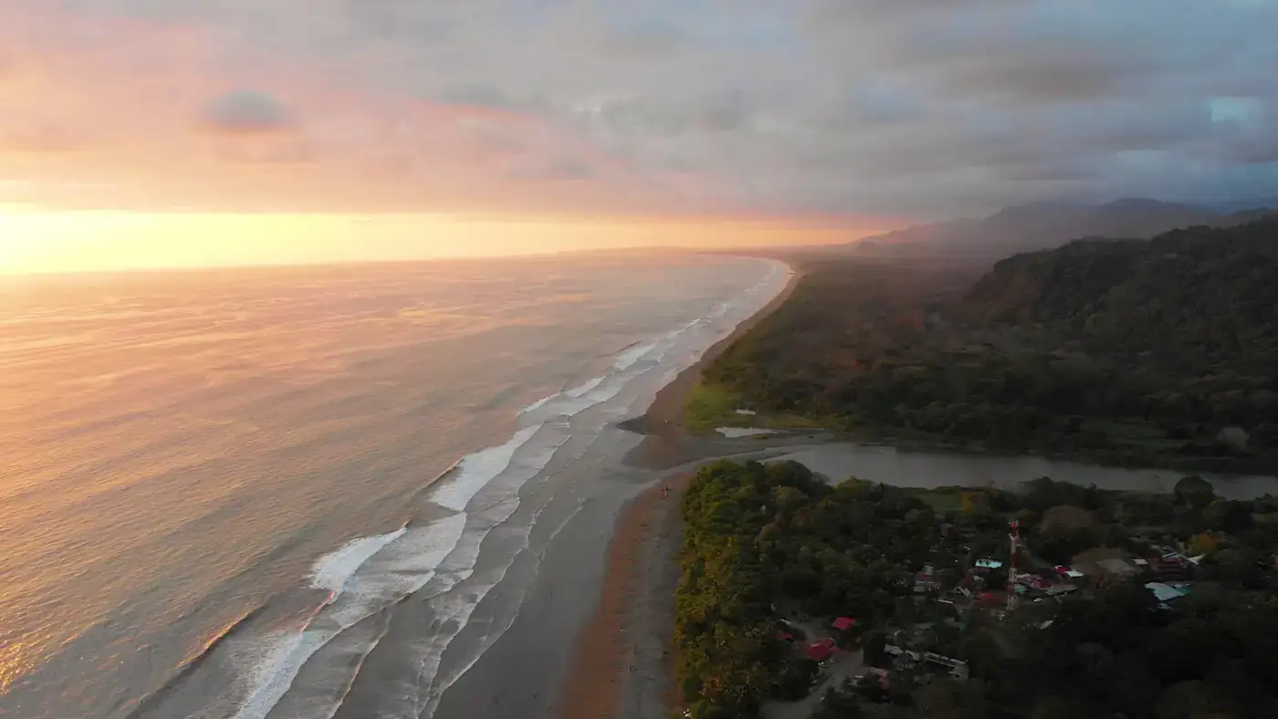 Plage publique et déserte de Dominical au coucher du soleil, Costa Rica pas cher