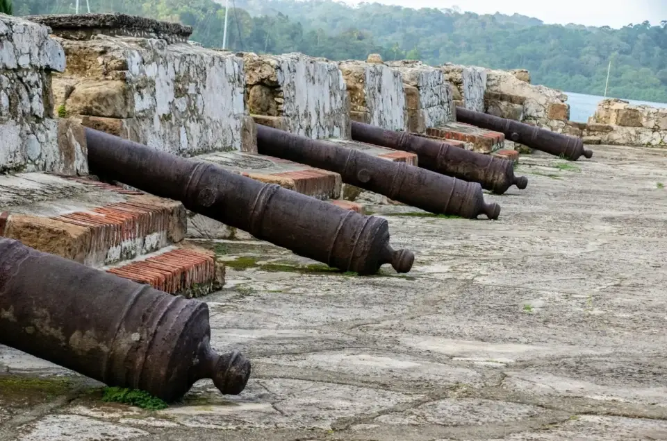 Canons du fort colonial de Portobelo classé UNESCO, Panama