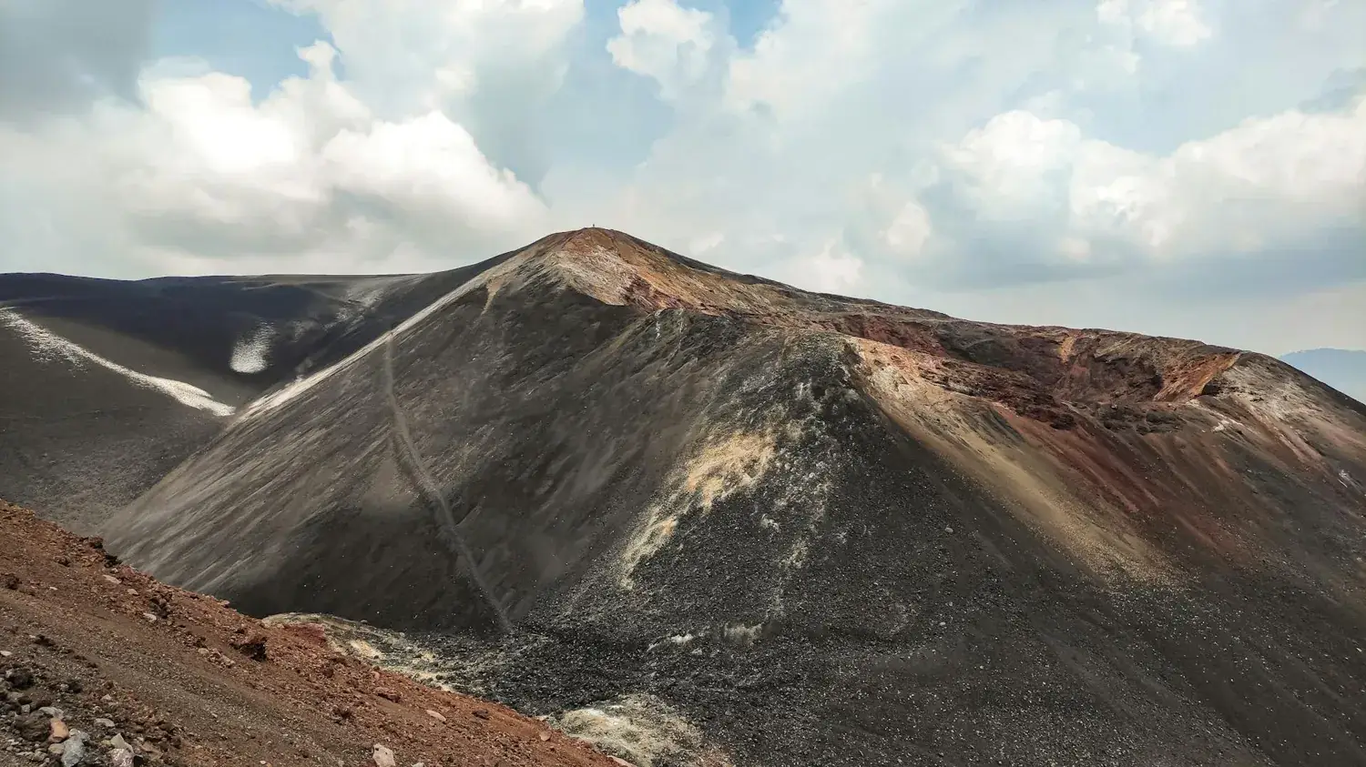 Volcan Cerro Negro aux pentes de cendre noire près de León, Nicaragua