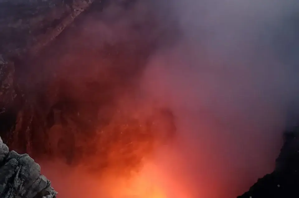 Lave incandescente dans le cratère du volcan Masaya, Nicaragua