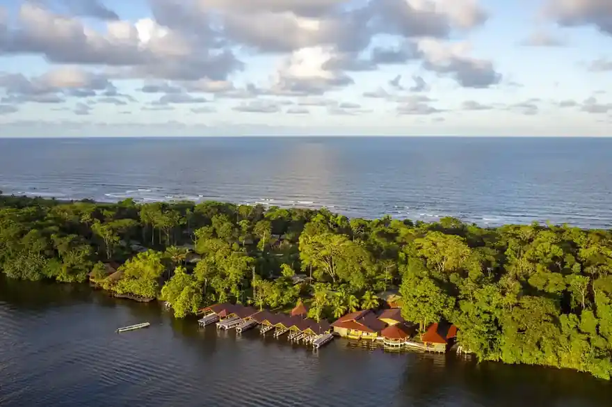 Lodge au bord des canaux de Tortuguero, entre foret tropicale et ocean, Costa Rica