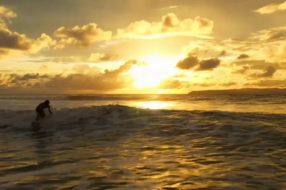 Surfeur au coucher du soleil sur la cote Pacifique de la peninsule de Nicoya, Costa Rica