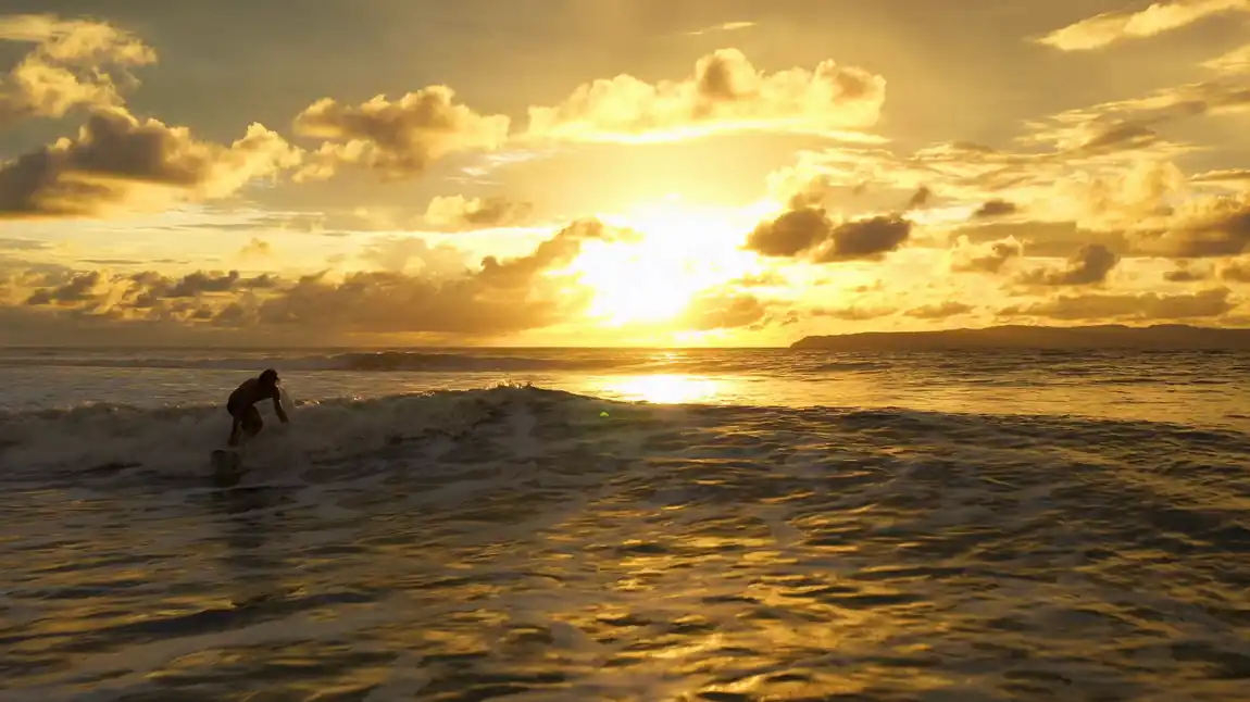 Surfeur au coucher du soleil sur la côte Pacifique de la péninsule de Nicoya, Costa Rica