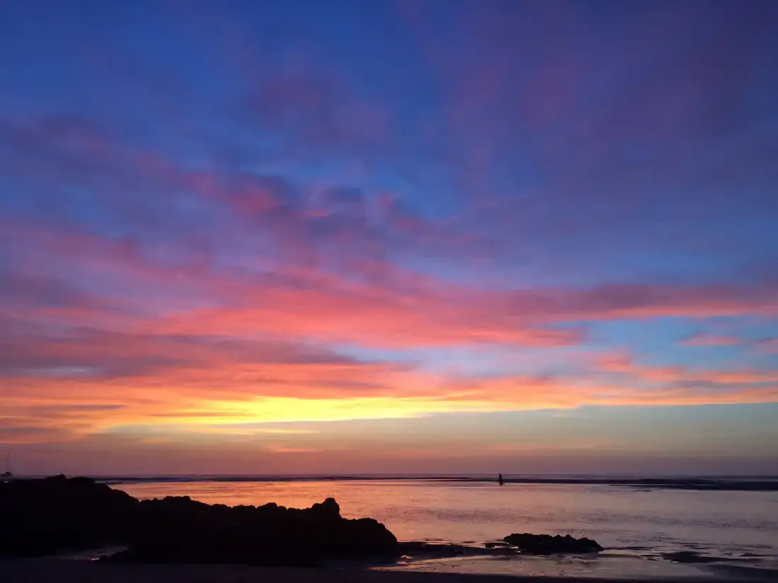 Coucher de soleil sur les rochers d'une plage du Guanacaste au Costa Rica