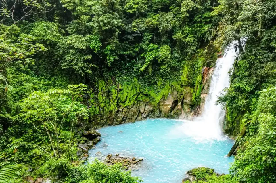 Cascade du Río Celeste au Costa Rica, parc national du Volcán Tenorio
