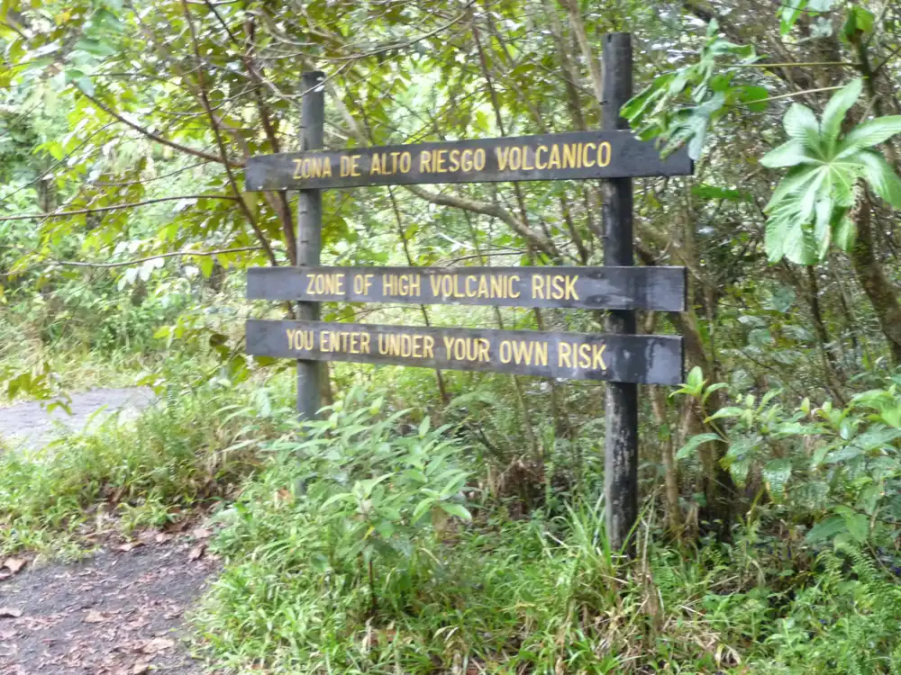 Panneau zone de risque volcanique sur le sentier du Río Celeste au Costa Rica