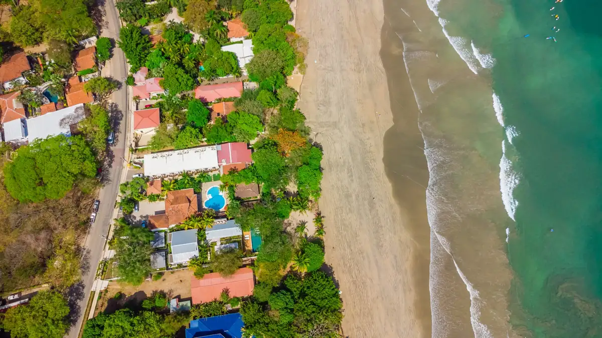 Vue aérienne du village et de la plage de Tamarindo au Costa Rica